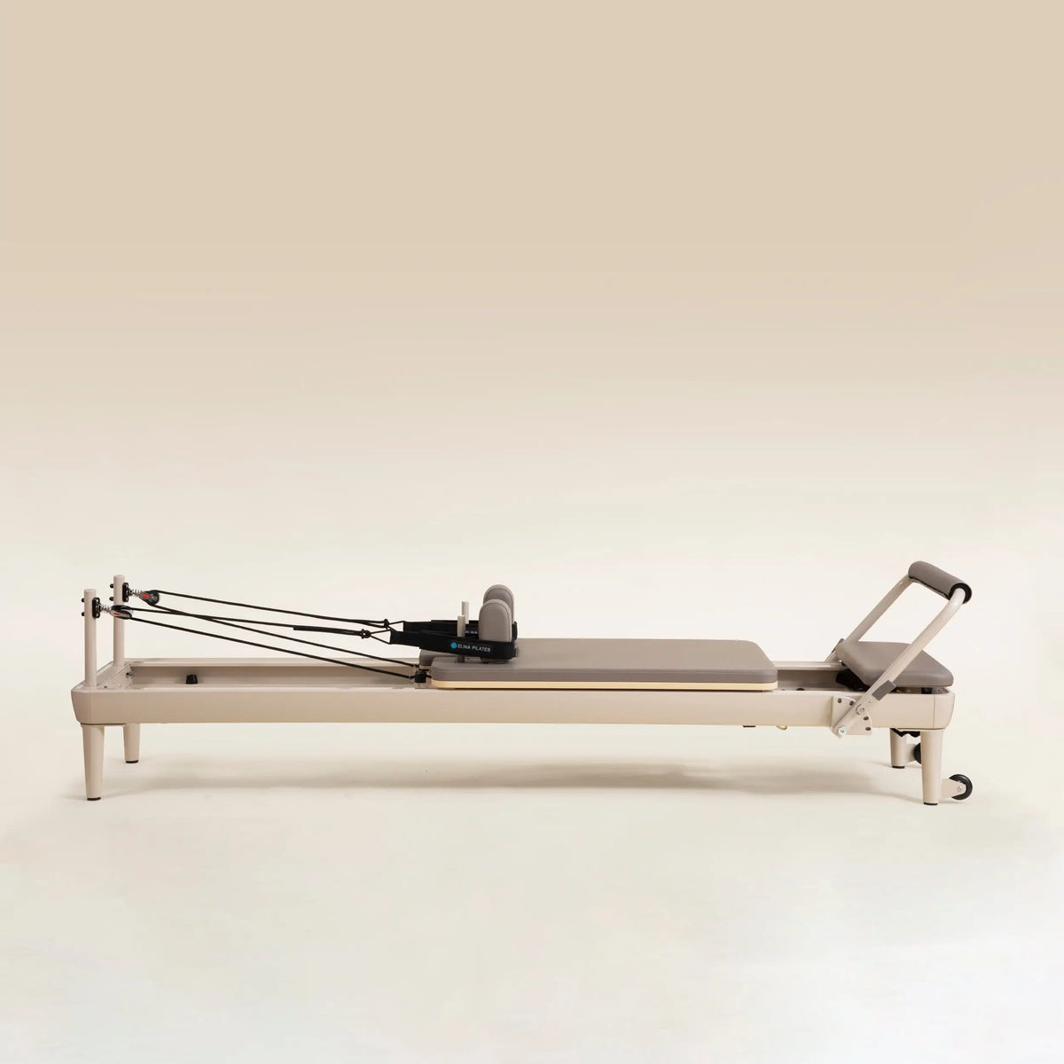 Elina Pilates Nubium Moka Edition Reformer in Seitenansicht