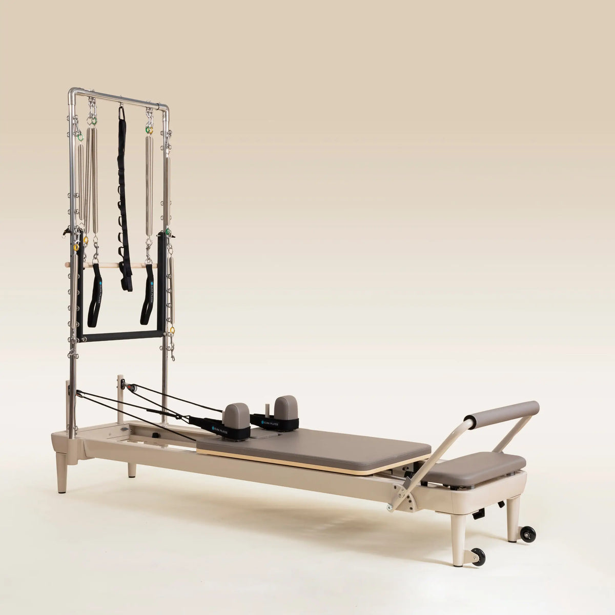 Elina Pilates Nubium Moka Edition mit Tower, Schrägansicht mit Schlaufen und Schulterpolstern