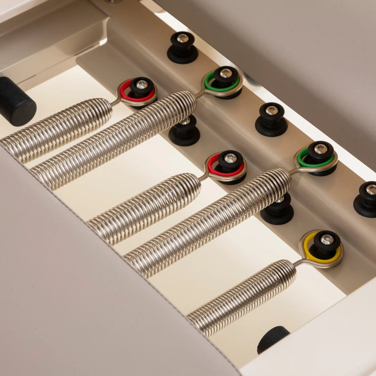 Elina Pilates Nubium Moka Edition, Detail der farbigen Federn unter dem Wagen