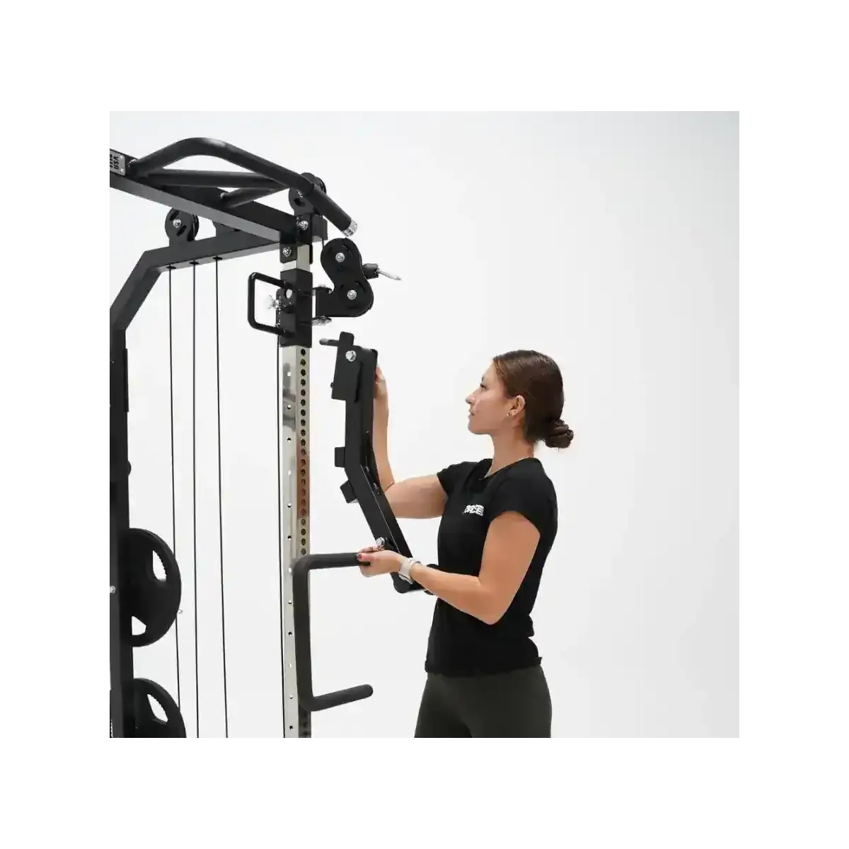 Force USA G6 Jammer Arms an einem All-In-One Trainer, bereit für intensive Kraftübungen.