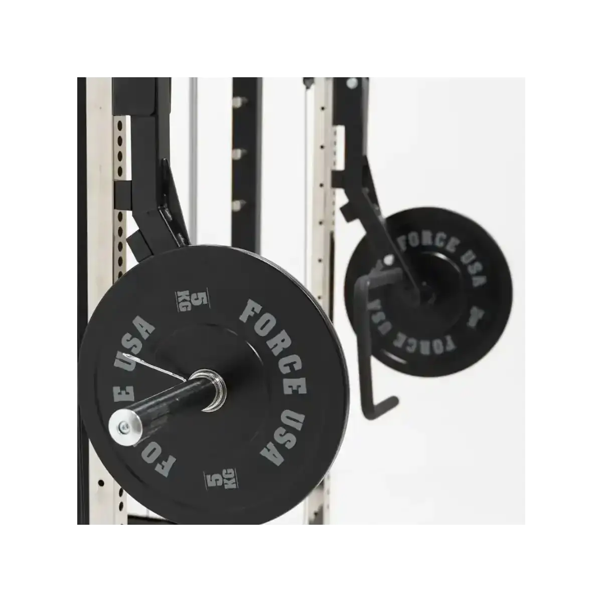 Force USA G6 Jammer Arms an einem All-In-One Trainer, bereit für intensive Kraftübungen.