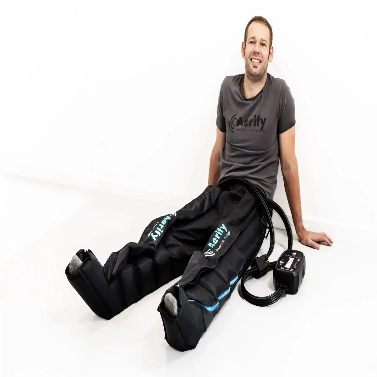 Aerify Charge Recovery System, Person trägt vollständiges System stehend, Frontalansicht