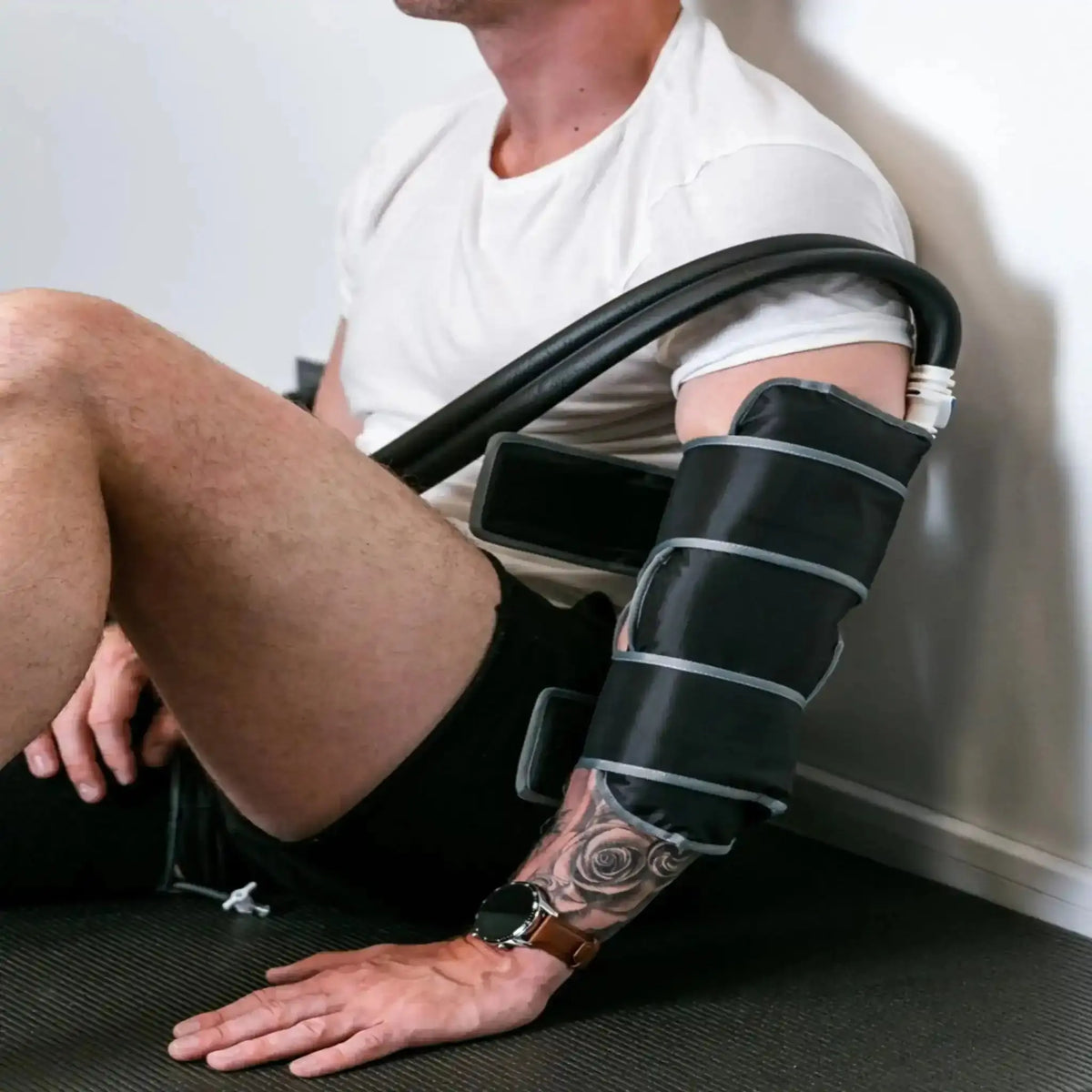 Seitenansicht: Aerify Knee/Elbow Attachment für Cryoboots am Oberarm und Ellenbogen mit Schlauch