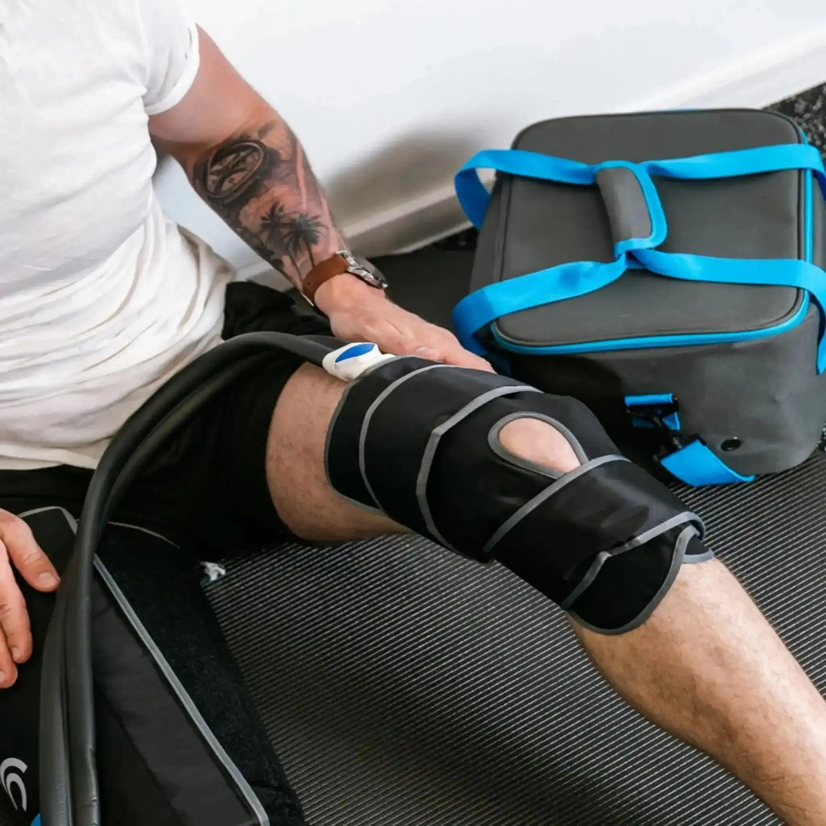 Aerify Knee/Elbow Attachment für Cryoboots am Knie, Nahaufnahme mit Schlauchanschluss und Kühltasche