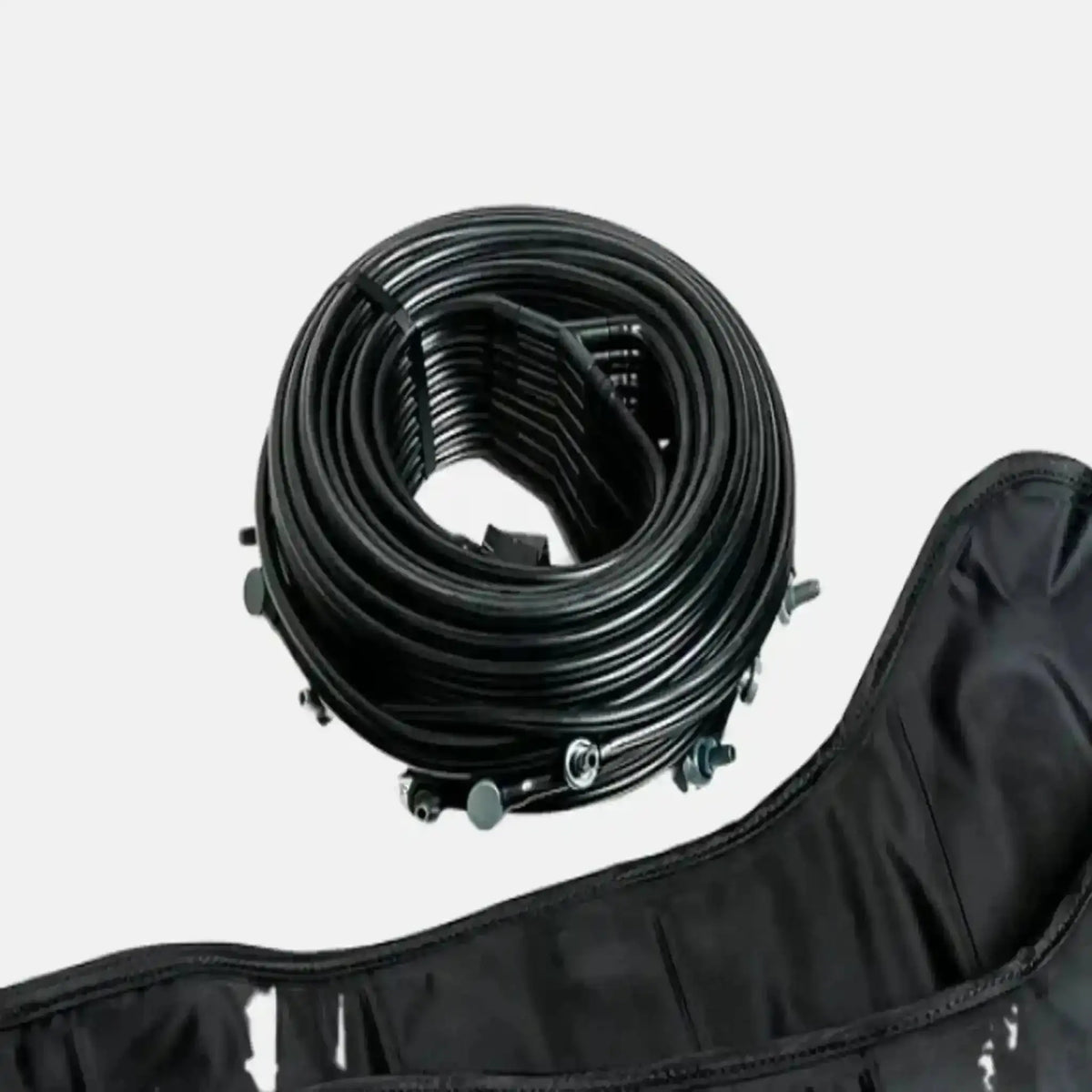 Aerify Leg Cuffs für Charge mit aufgerolltem Anschlussschlauch und schwarzer Beinmanschette