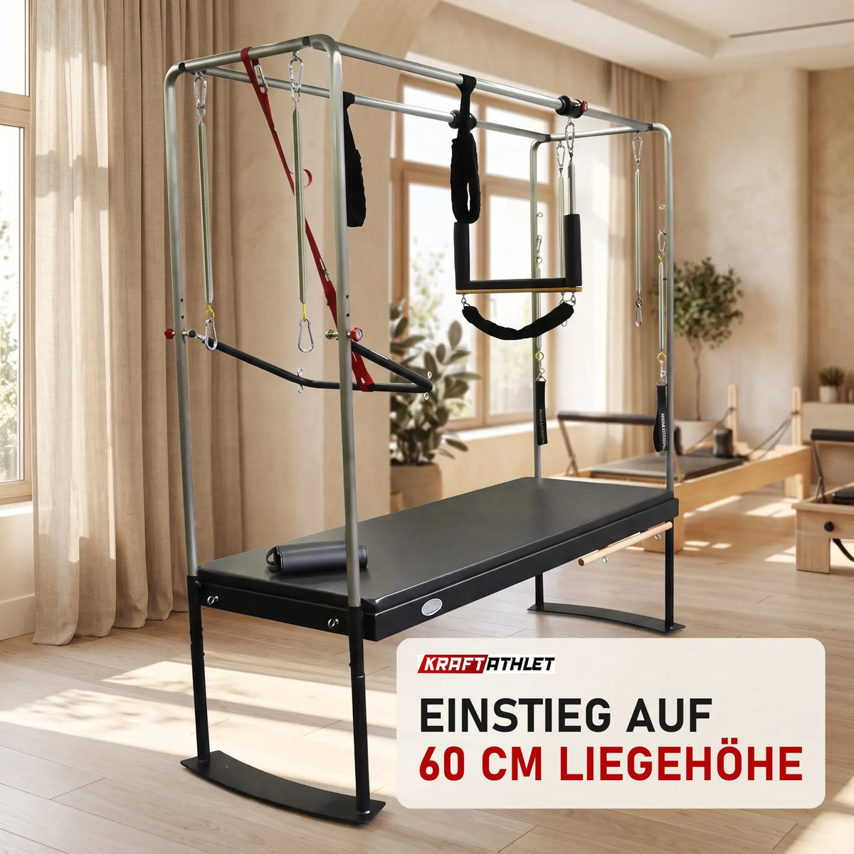 Body & Exercise Cadillac Black Edition aus Edelstahl in einem hellen Pilates-Studio mit Holz und Leinen