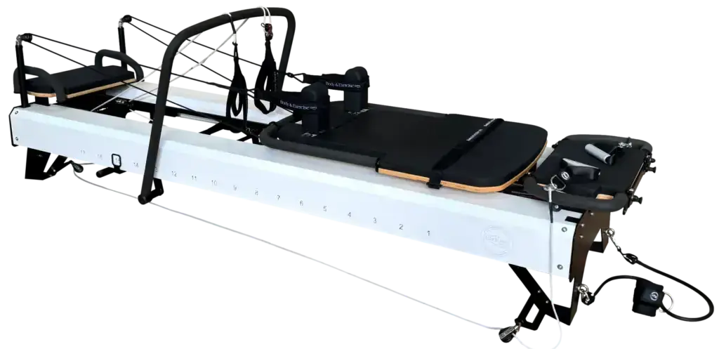 Body & Exercise EVO-Performance Workstation, Seitenansicht mit weißem Rahmen vor Schwarz