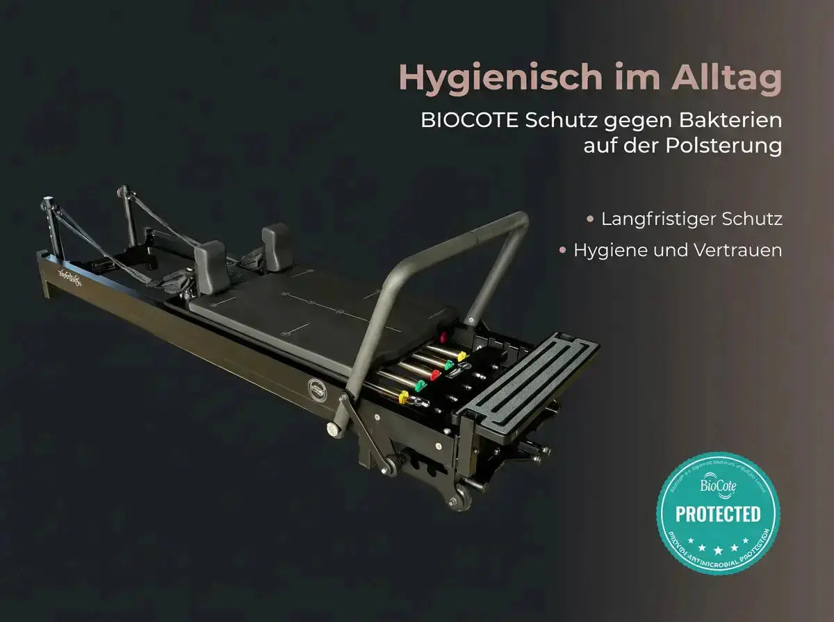 Body & Exercise Reformer Black Edition Grafik mit Schrägansicht und Hinweis auf die BIOCOTE Polsterung