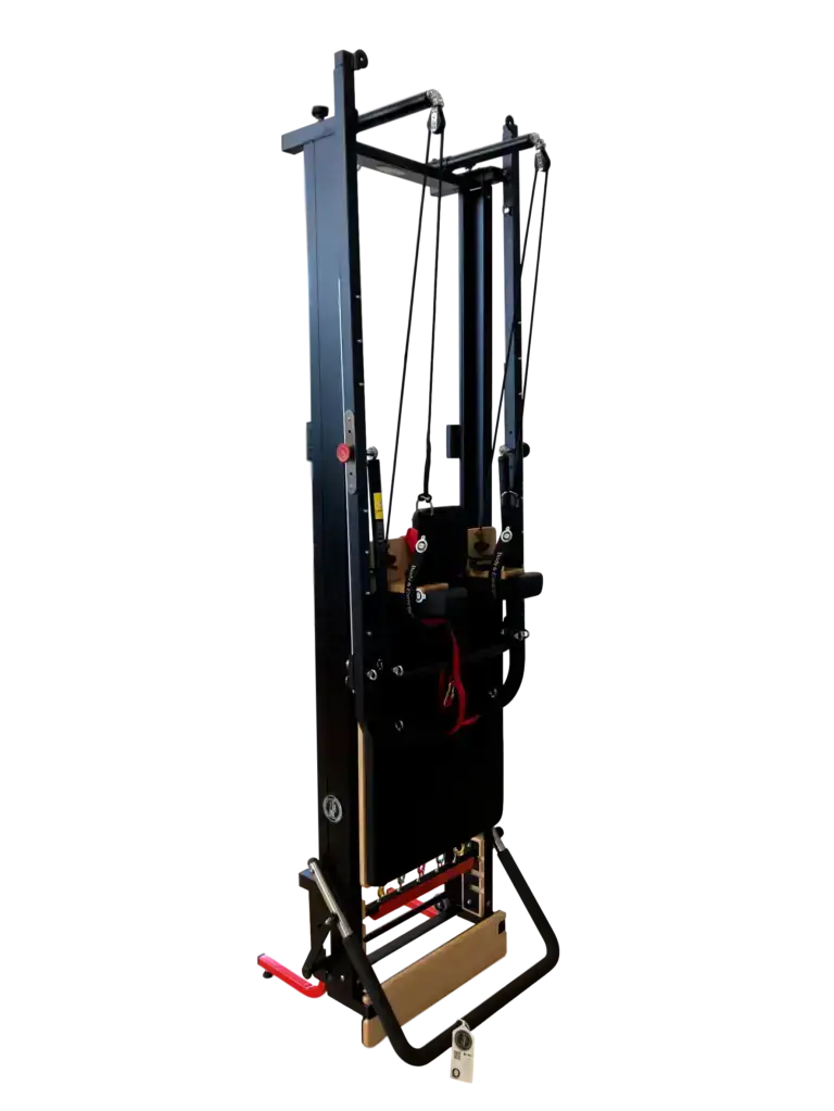 Body & Exercise Reformer Black Edition Stand Up, senkrecht aufgestellt vor schwarzem Hintergrund