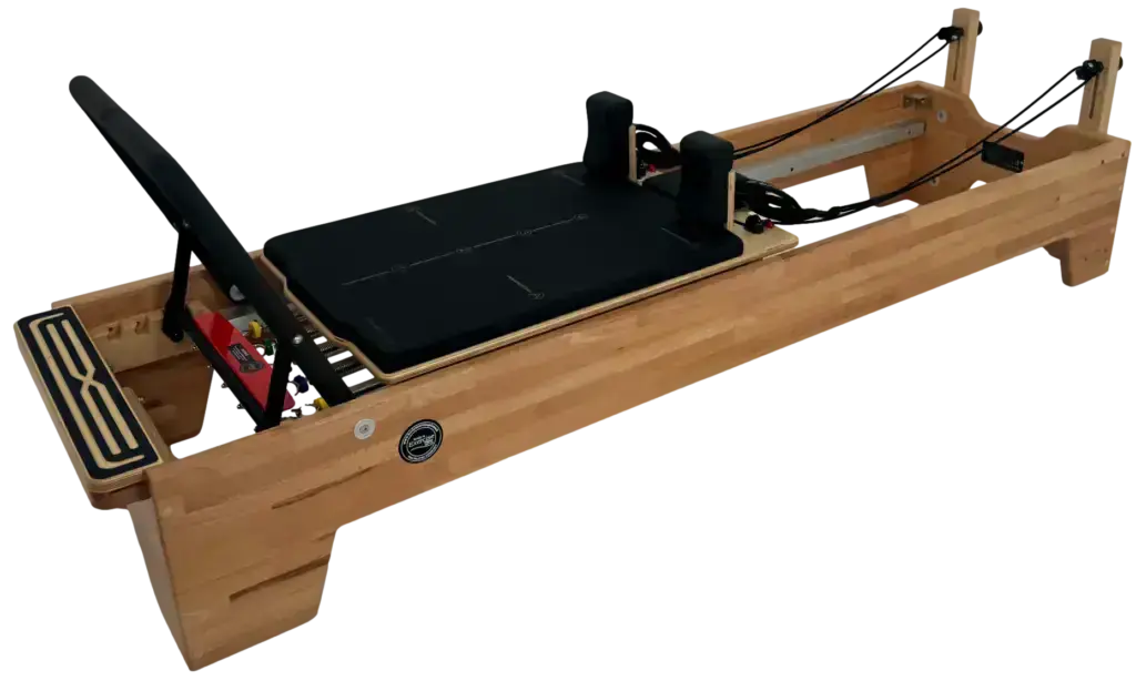 Body & Exercise Reformer Studio P001 aus Buchenholz, Schrägansicht mit schwarzem Schlitten und Federn