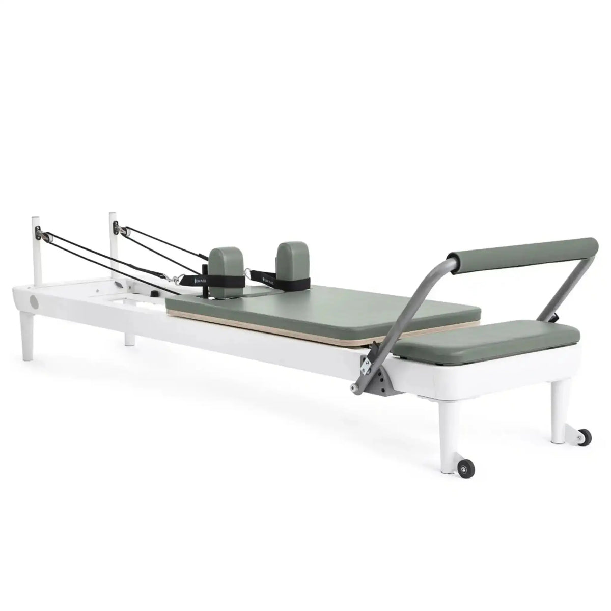 Elina Pilates Nubium Reformer mit Polster in Eukalyptus, Schrägansicht