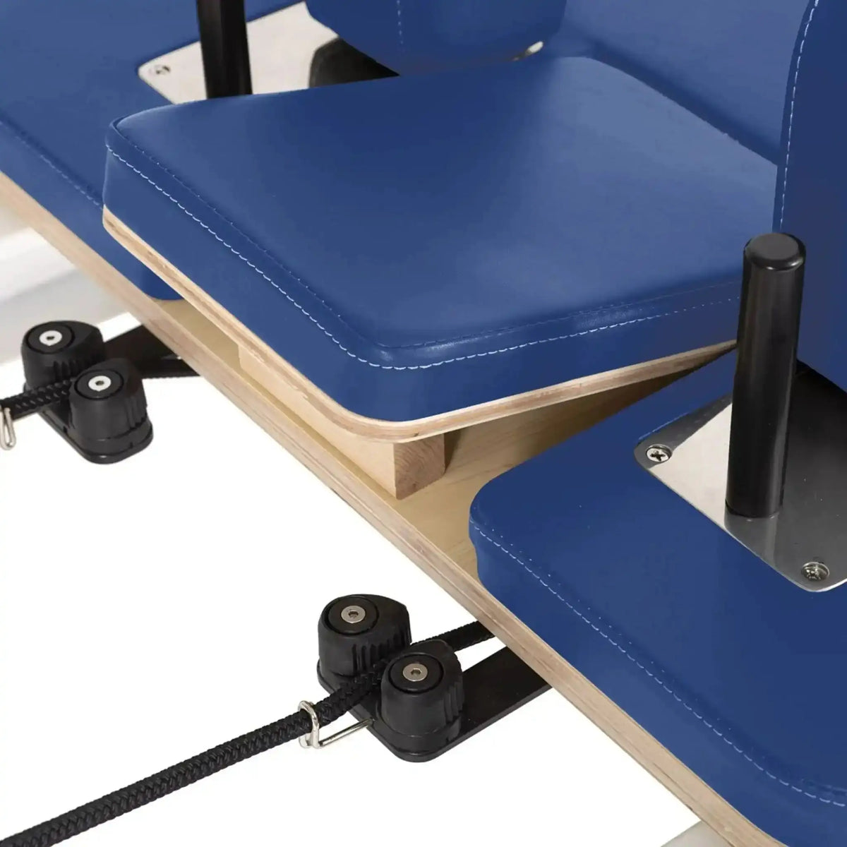 Kopfteil mit Schulterstütze und Seilführung am Elina Pilates Nubium Reformer in Blau