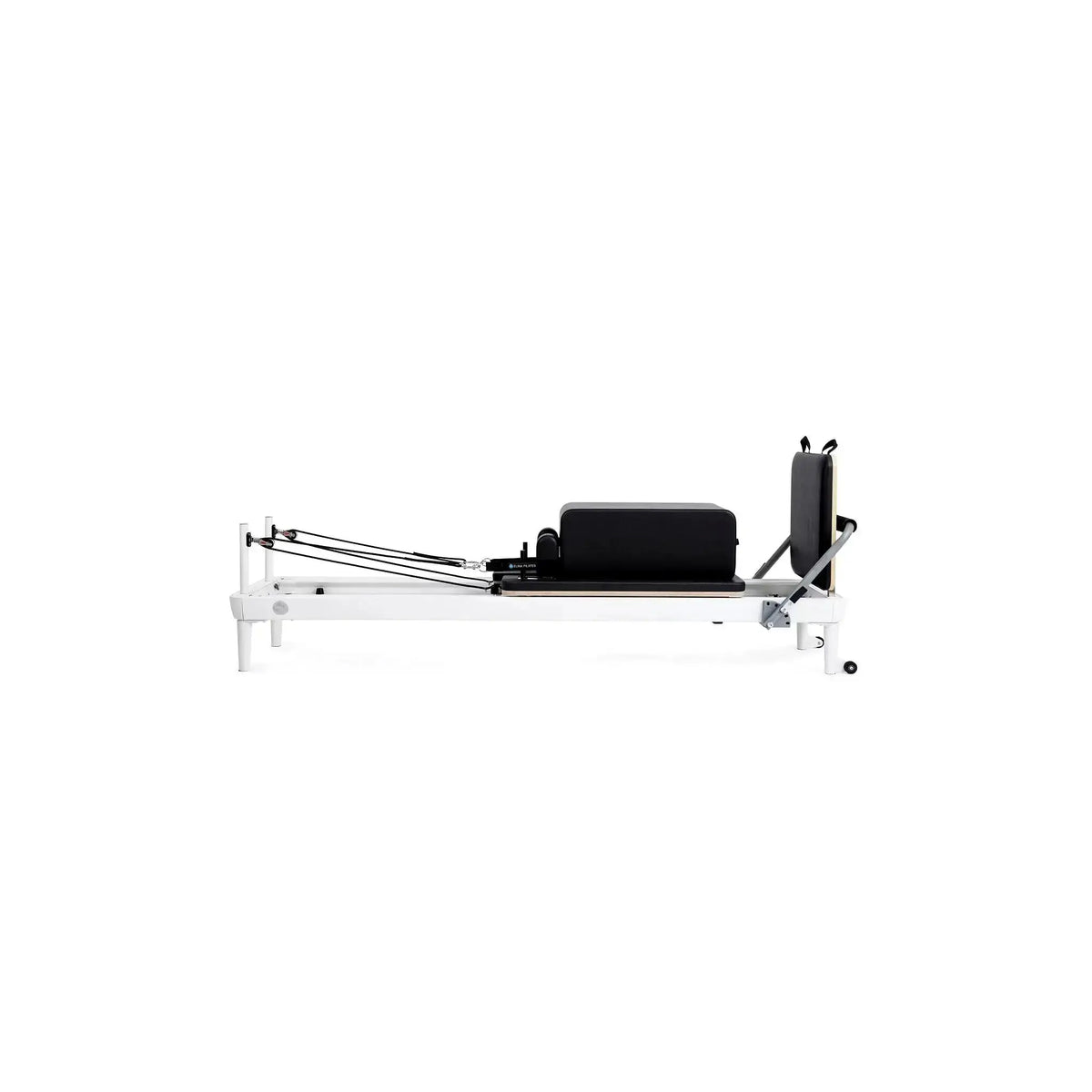 Elina Pilates Nubium Reformer in Schwarz, Seitenansicht mit Sitzbox und Sprungbrett
