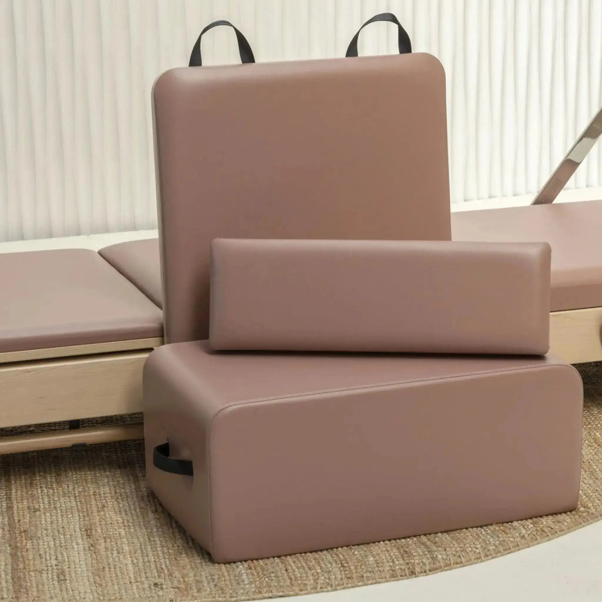 Sitzbox des Elina Pilates Nubium Reformers in Altrosa, auf dem Boden stehend