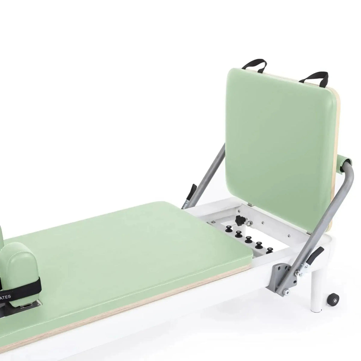 Sitzbox auf dem Wagen des Elina Pilates Nubium Reformers in Grün