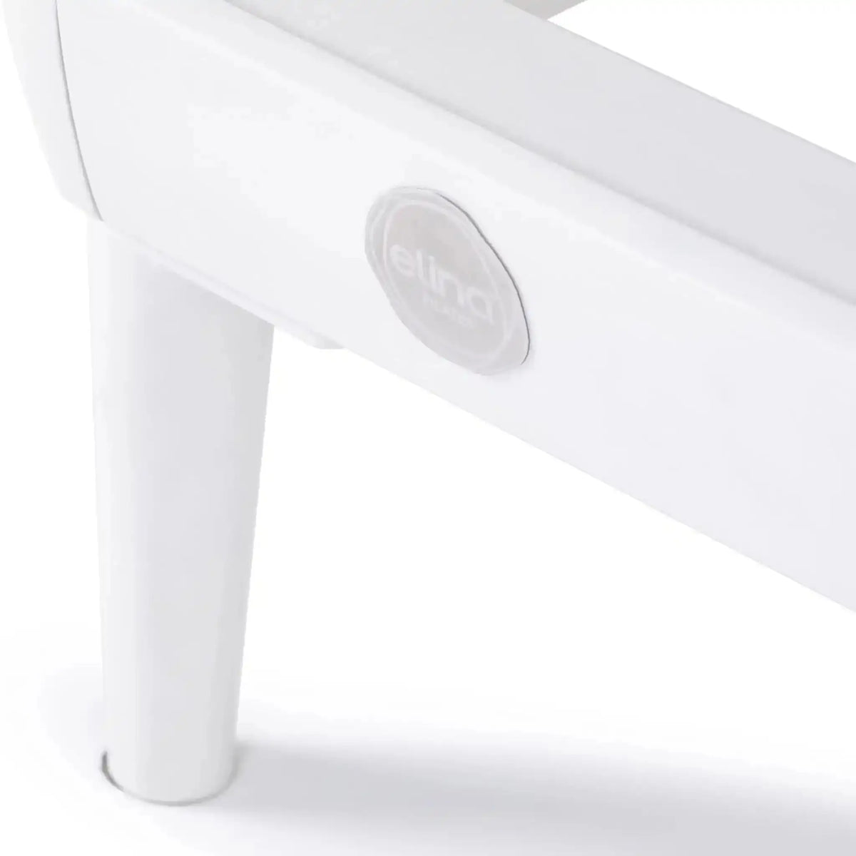 Weißes Aluminium-Standbein des Elina Pilates Nubium Reformers im Detail