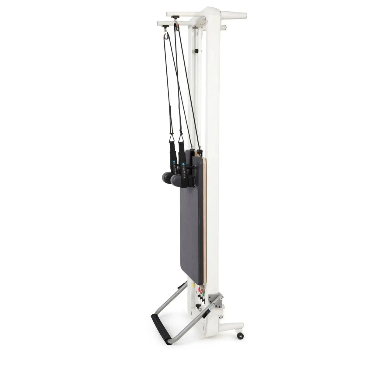 Reformer-Rahmen des Elina Pilates Nubium mit Tower senkrecht aufgestellt