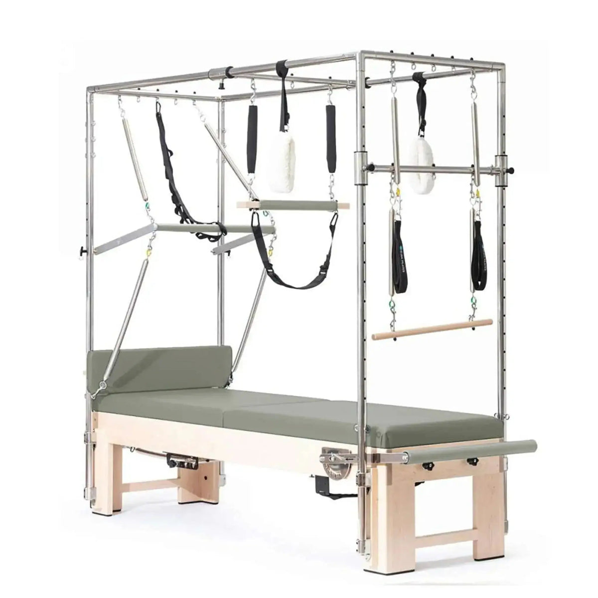 Elina Pilates Cadillac Elite Reformer aus Rock-Ahorn – Schrägansicht mit Ahorngestell und Polstern in Eisblau