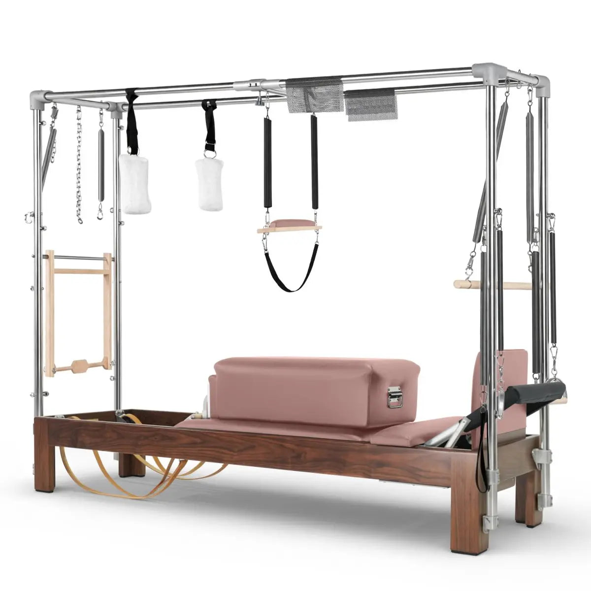 Elina Pilates Cadillac Reformer aus Walnussholz – Schrägansicht mit Stahlrahmen und Polstern in Mokka