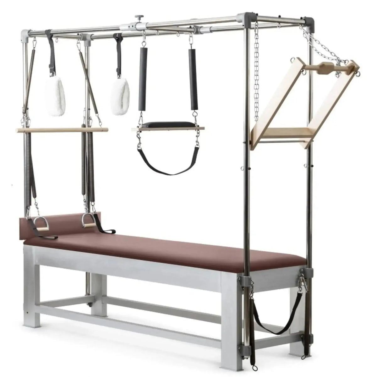 Elina Pilates Classic Cadillac aus Aluminium – Schrägansicht mit Trapezrahmen und Polster in Altrosa