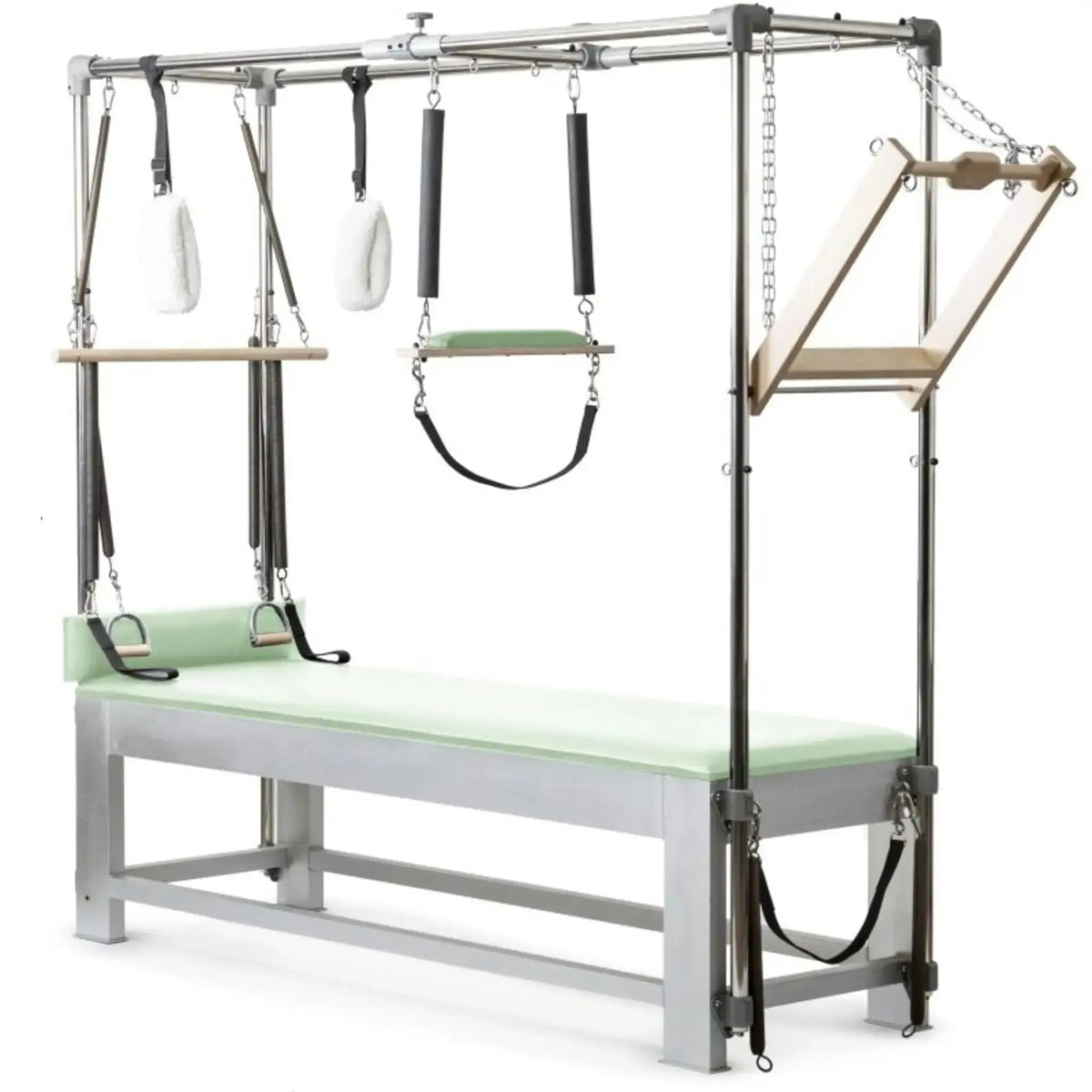 Elina Pilates Classic Cadillac aus Aluminium – Schrägansicht mit Trapezrahmen und Polster in Grün