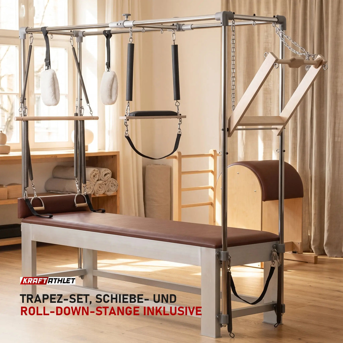 Elina Pilates Classic Cadillac aus Aluminium in einem hellen Pilates-Studio mit Holz und Leinen