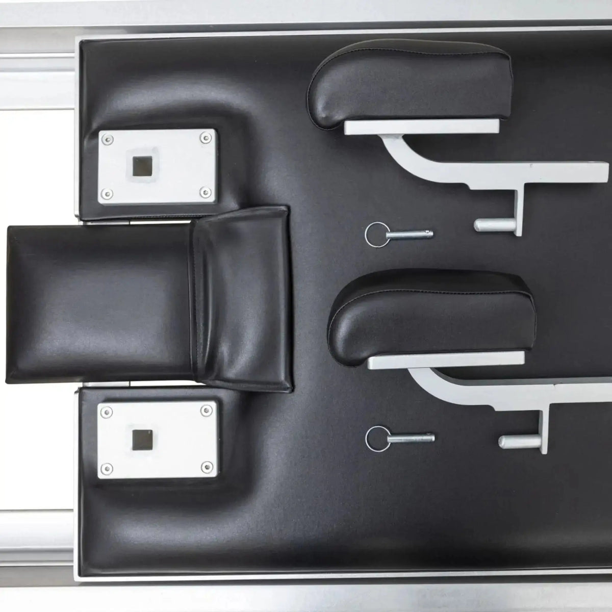 Elina Pilates Classic Reformer aus Aluminium, Detail von Schulterstützen und Kopfstütze in Schwarz