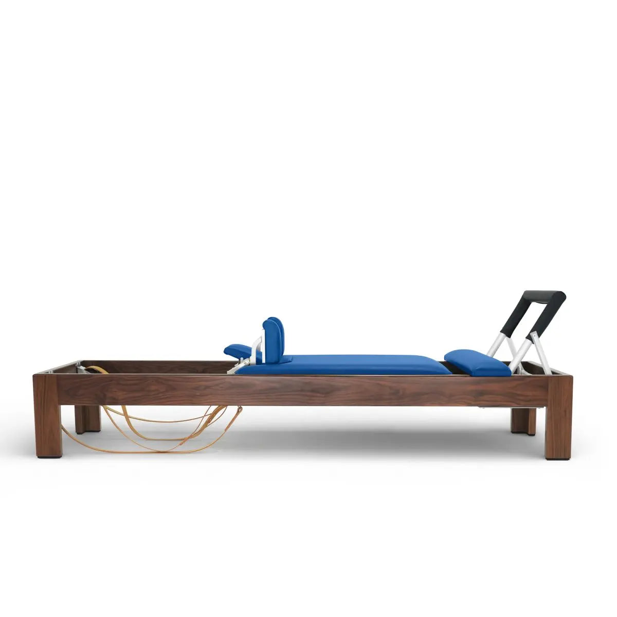 Elina Pilates Classic Reformer aus Walnussholz mit Polstern in Blau, Seitenansicht vor weißem Hintergrund