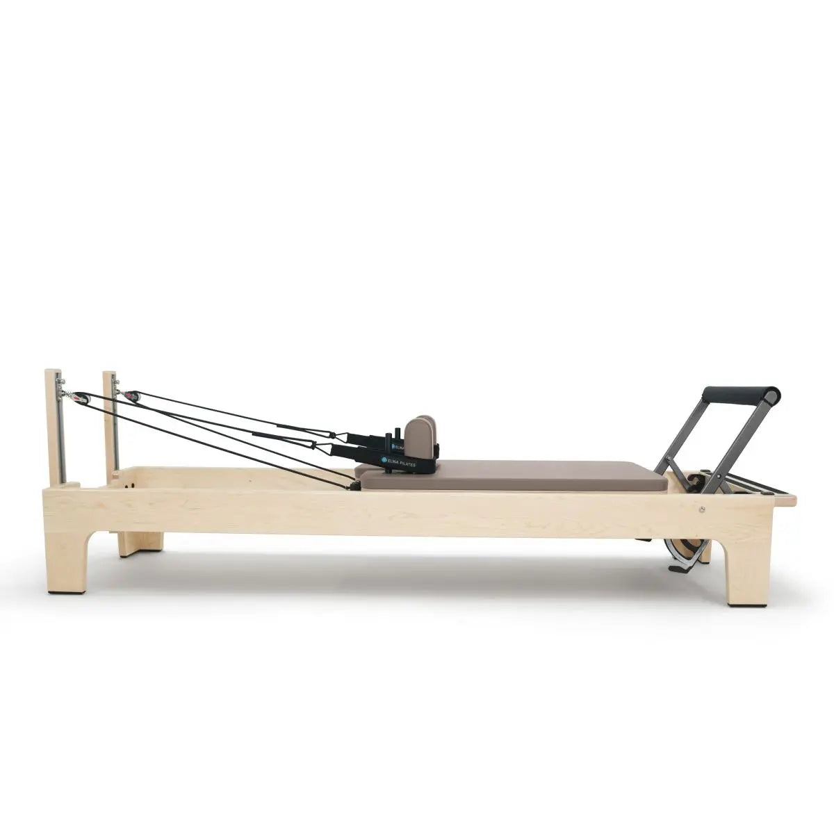 Elina Pilates Club Reformer aus Ahornholz in Altrosa, Seitenansicht mit Federn und Fußstange