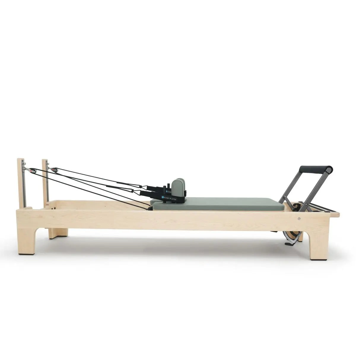 Elina Pilates Club Reformer aus Ahornholz in Grün, Seitenansicht mit Federn und Fußstange