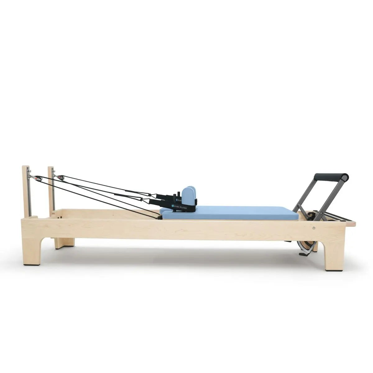 Elina Pilates Club Reformer aus Ahornholz in Ozeanblau, Seitenansicht mit Federn und Fußstange