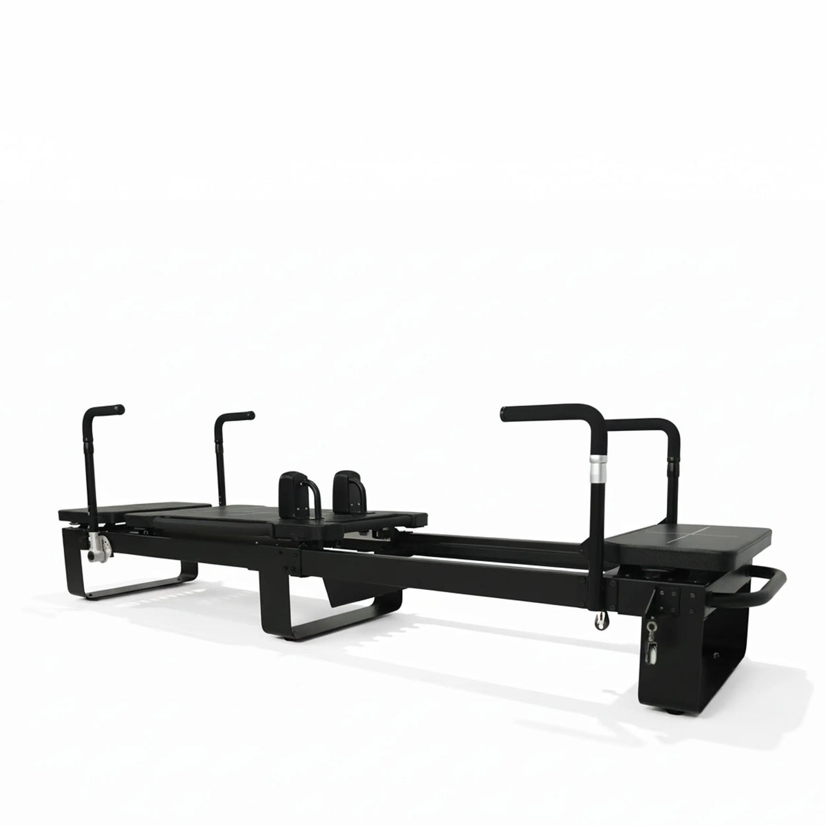 Elina Pilates Corextreme Reformer aus Aluminium in Schwarz, Seitenansicht mit beiden Griffen
