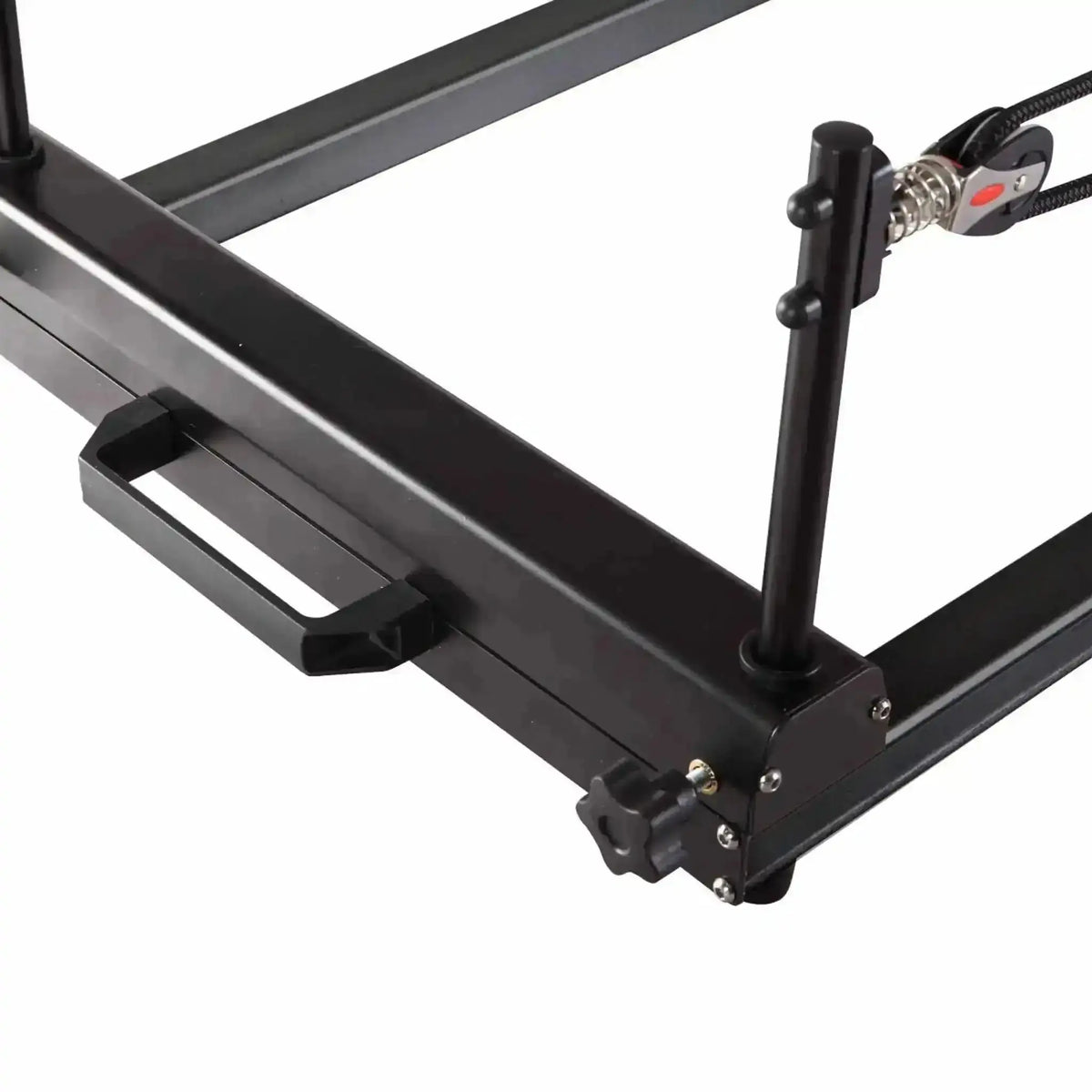 Elina Pilates Domo Reformer aus Aluminium, Detail des Tragegriffs und der Seilpfosten am Rahmenende