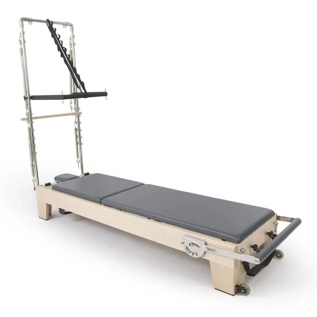 Elina Pilates Elite Reformer mit Tower aus Ahornholz mit Polstern in Grau, Schrägansicht mit Tower und Fußstange