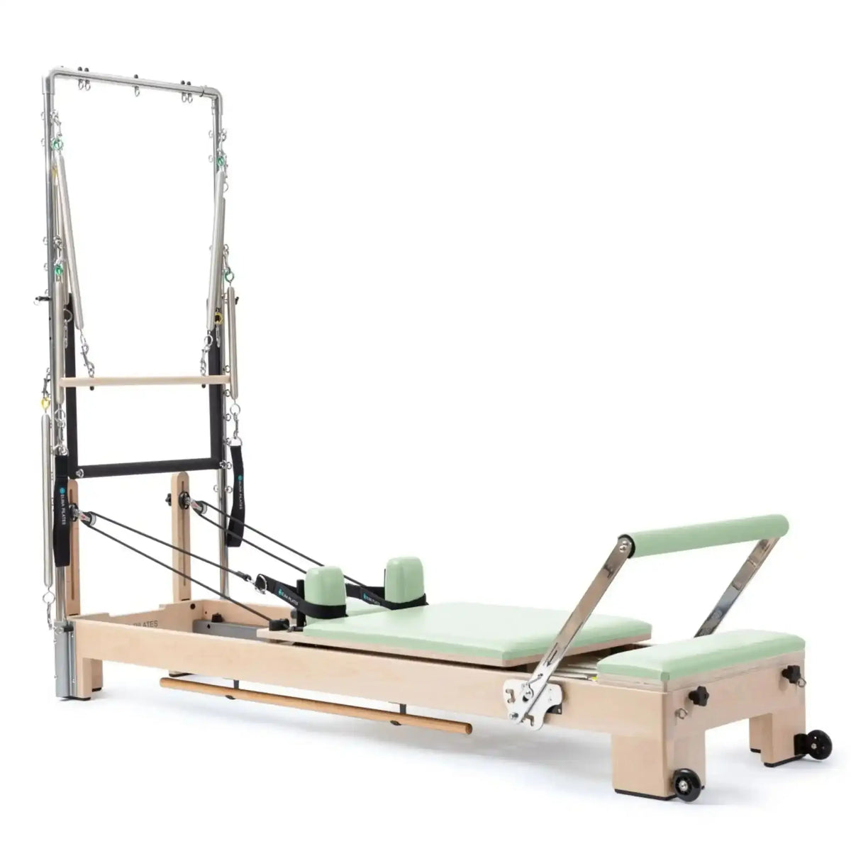 Elina Pilates Lignum Reformer mit Tower aus Holz mit Polstern in Grün, Schrägansicht mit Tower