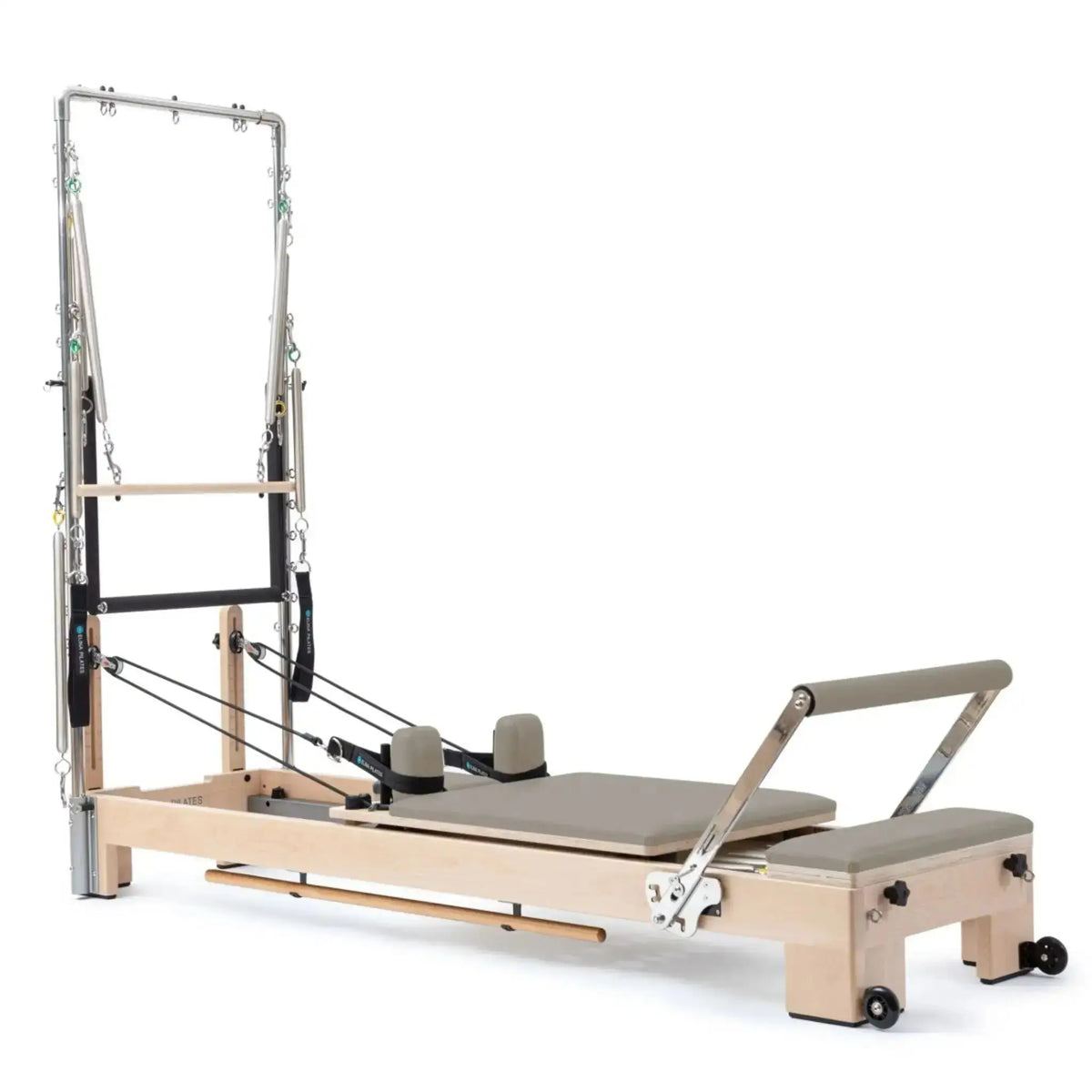 Elina Pilates Lignum Reformer mit Tower aus Holz mit Polstern in Mokka, Schrägansicht mit Tower