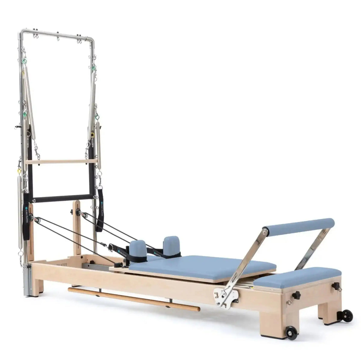 Elina Pilates Lignum Reformer mit Tower aus Holz mit Polstern in Ozeanblau, Schrägansicht mit Tower