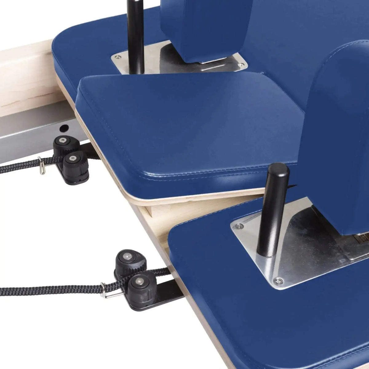 Elina Pilates Master Instructor Physio Reformer mit Tower – Detail der Schulterstütze mit Seilhalter in Blau
