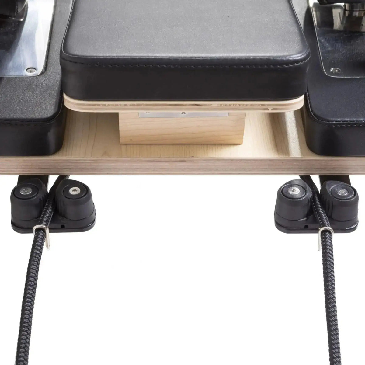 Elina Pilates Master Instructor Physio Reformer mit Tower – Detail der Unterseite mit Seilrollen in Schwarz