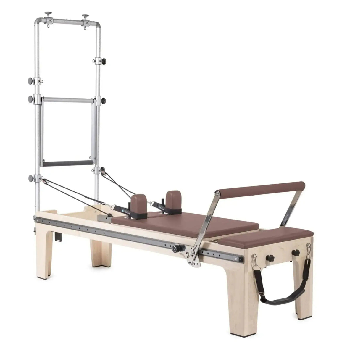 Elina Pilates Master Instructor Physio Reformer mit Tower – Schrägansicht mit Polstern in Altrosa, freigestellt vor weißem Hintergrund