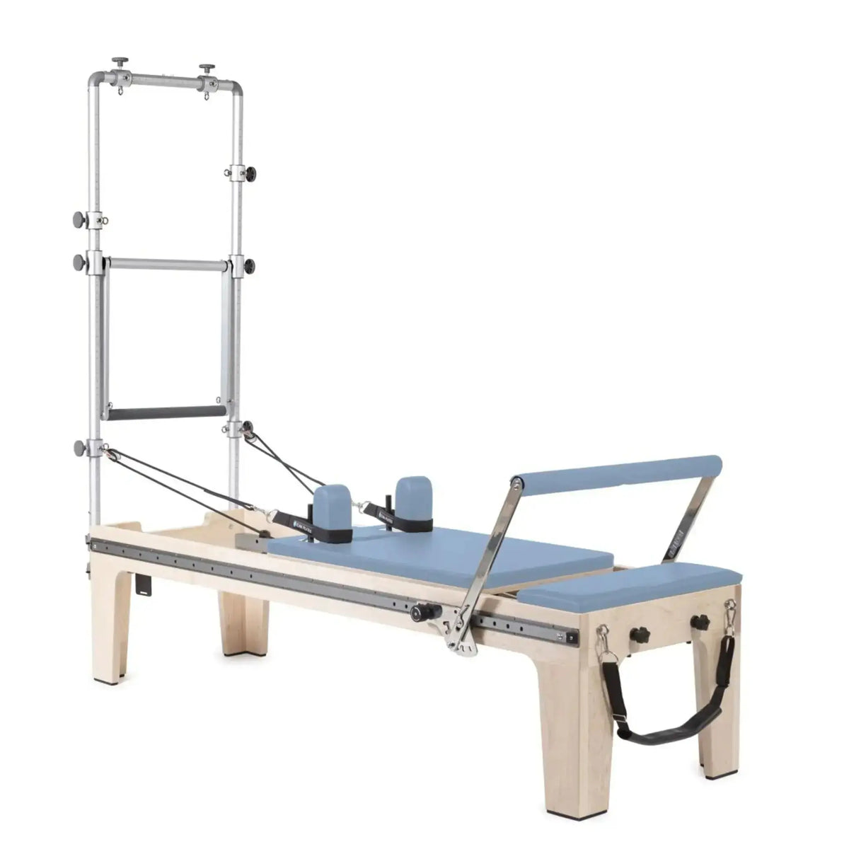 Elina Pilates Master Instructor Physio Reformer mit Tower – Schrägansicht mit Polstern in Ozeanblau, freigestellt vor weißem Hintergrund