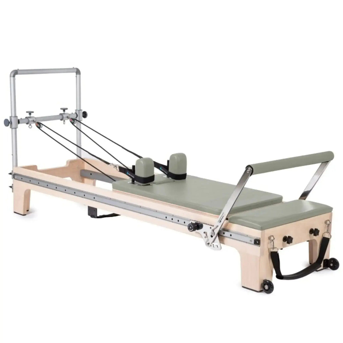Elina Pilates Master Instructor Reformer aus Ahornholz – Schrägansicht mit Polstern in Eisblau, freigestellt vor weißem Hintergrund