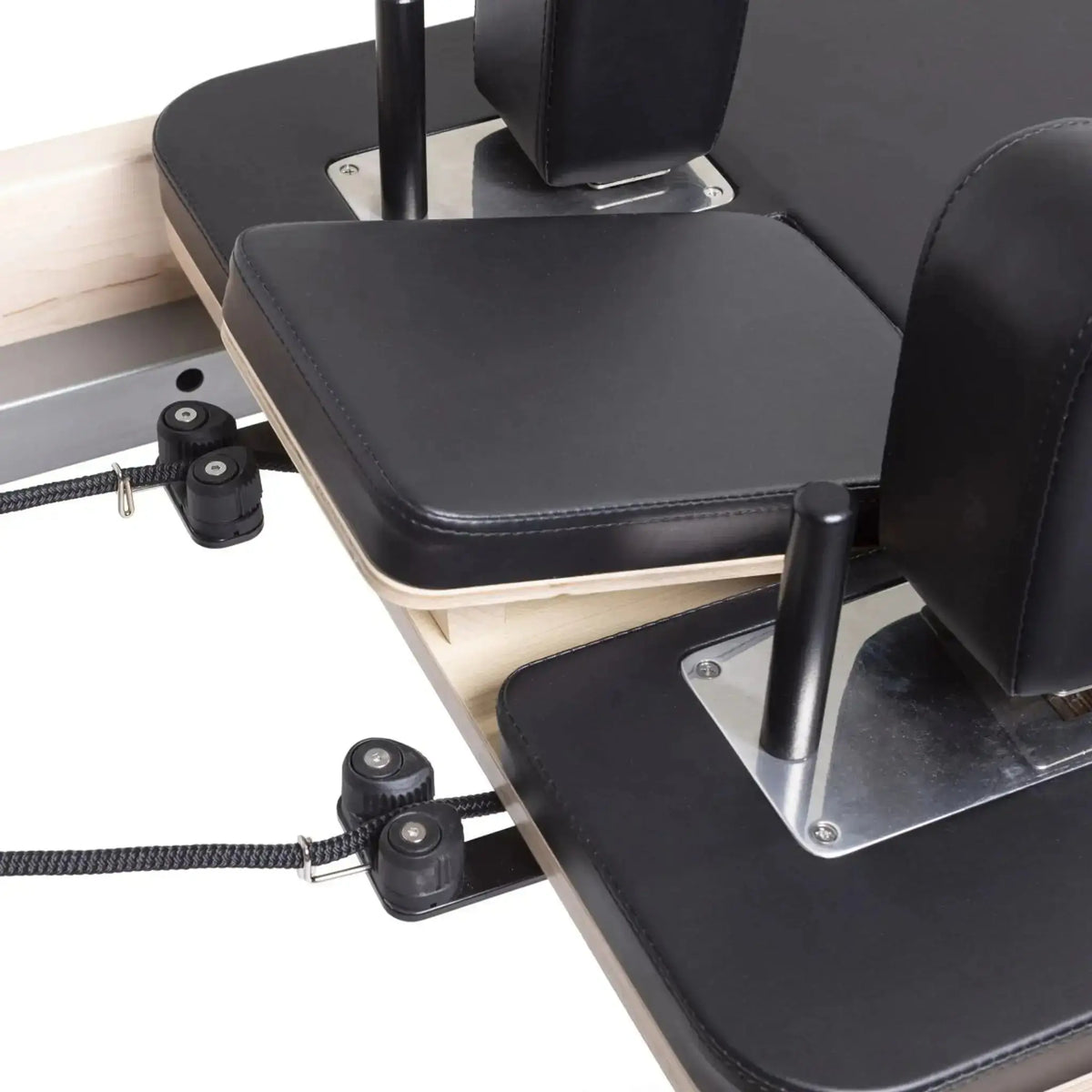 Elina Pilates Master Instructor Reformer mit Tower aus Ahornholz, Detail der Schulterstütze mit Metallplatte