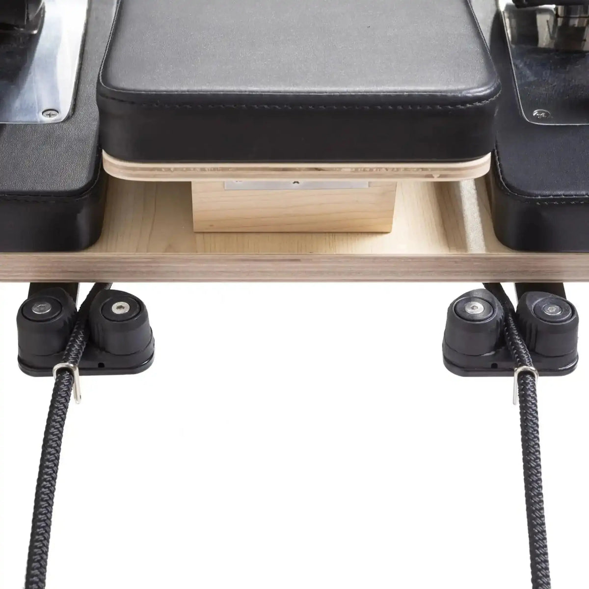 Elina Pilates Master Instructor Reformer mit Tower aus Ahornholz, Detail der Seilrollen unter dem Wagen
