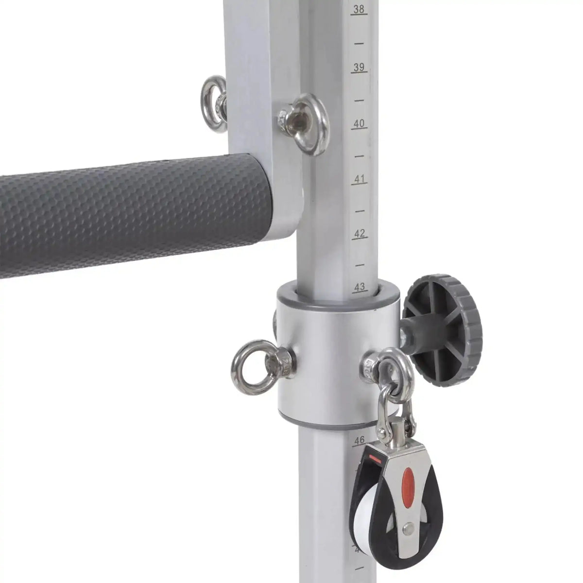 Elina Pilates Master Instructor Reformer mit Tower aus Ahornholz, Detail von Griffstange und Umlenkrolle am Turm