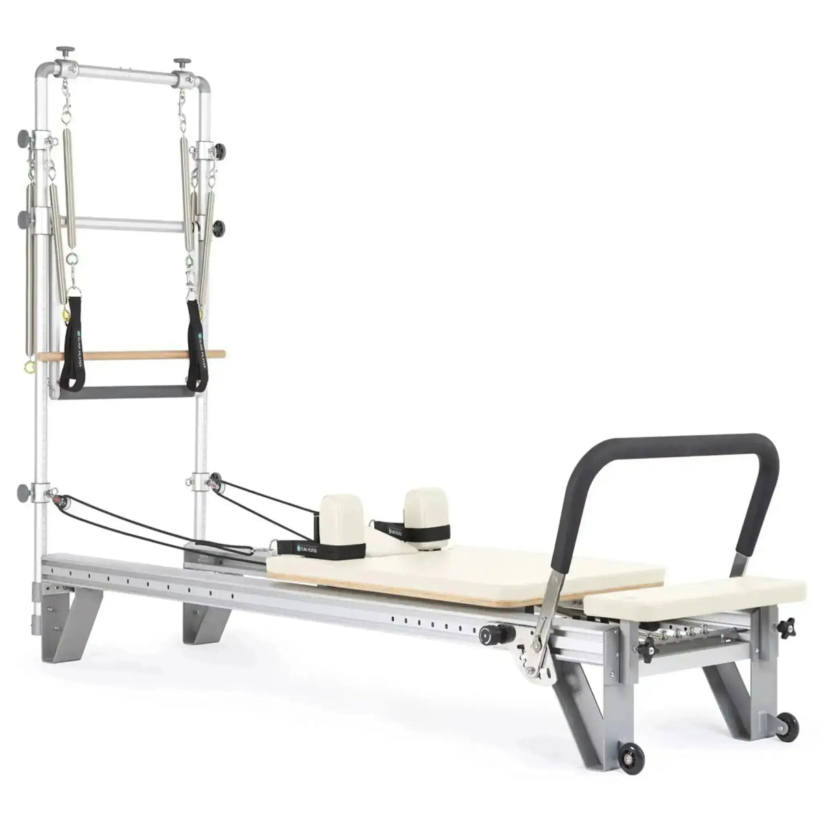 Elina Pilates Mentor Reformer mit Tower aus Aluminium – Schrägansicht mit Polstern in Elfenbein, freigestellt vor weißem Hintergrund