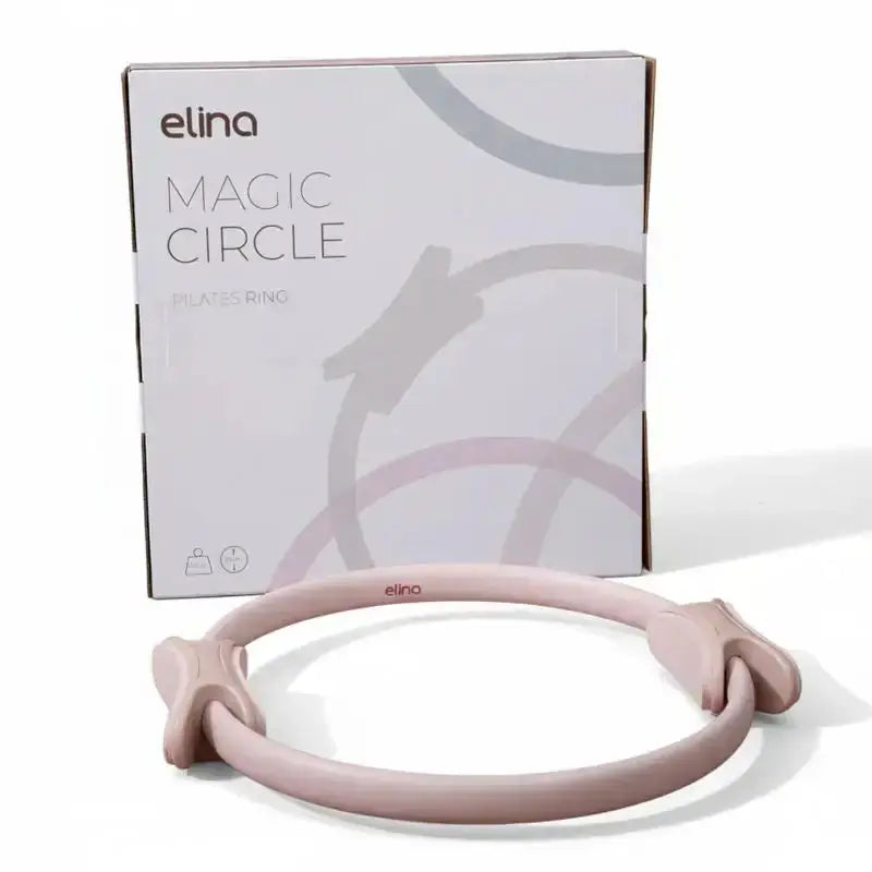 Elina Pilates Pilates-Ring in Zartrosa vor der weißen Verpackung, Frontansicht auf weißem Hintergrund