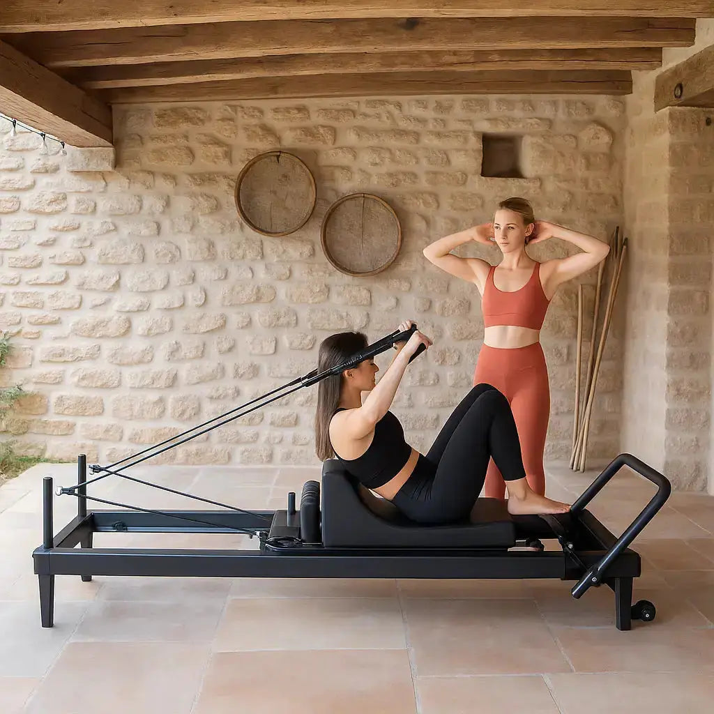 Elina Pilates Spine Supporter Pilates-Stütze, Pilates-Studio mit Reformer, zwei Frauen beim Training