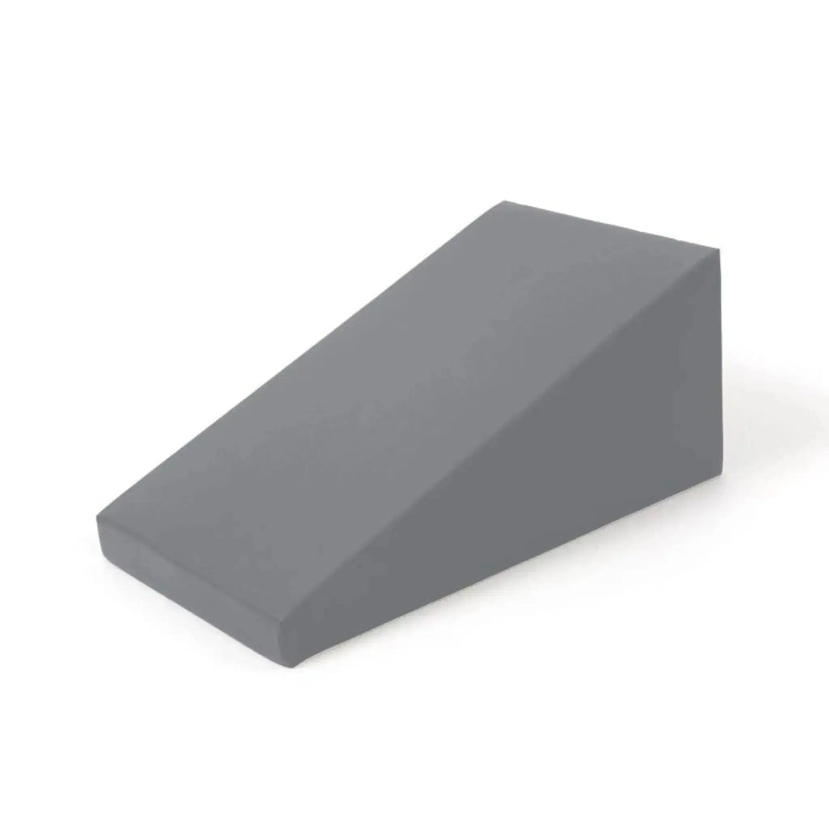 Elina Pilates Triangle Spine Corrector in Keilform in Grau, Schrägansicht auf weißem Hintergrund