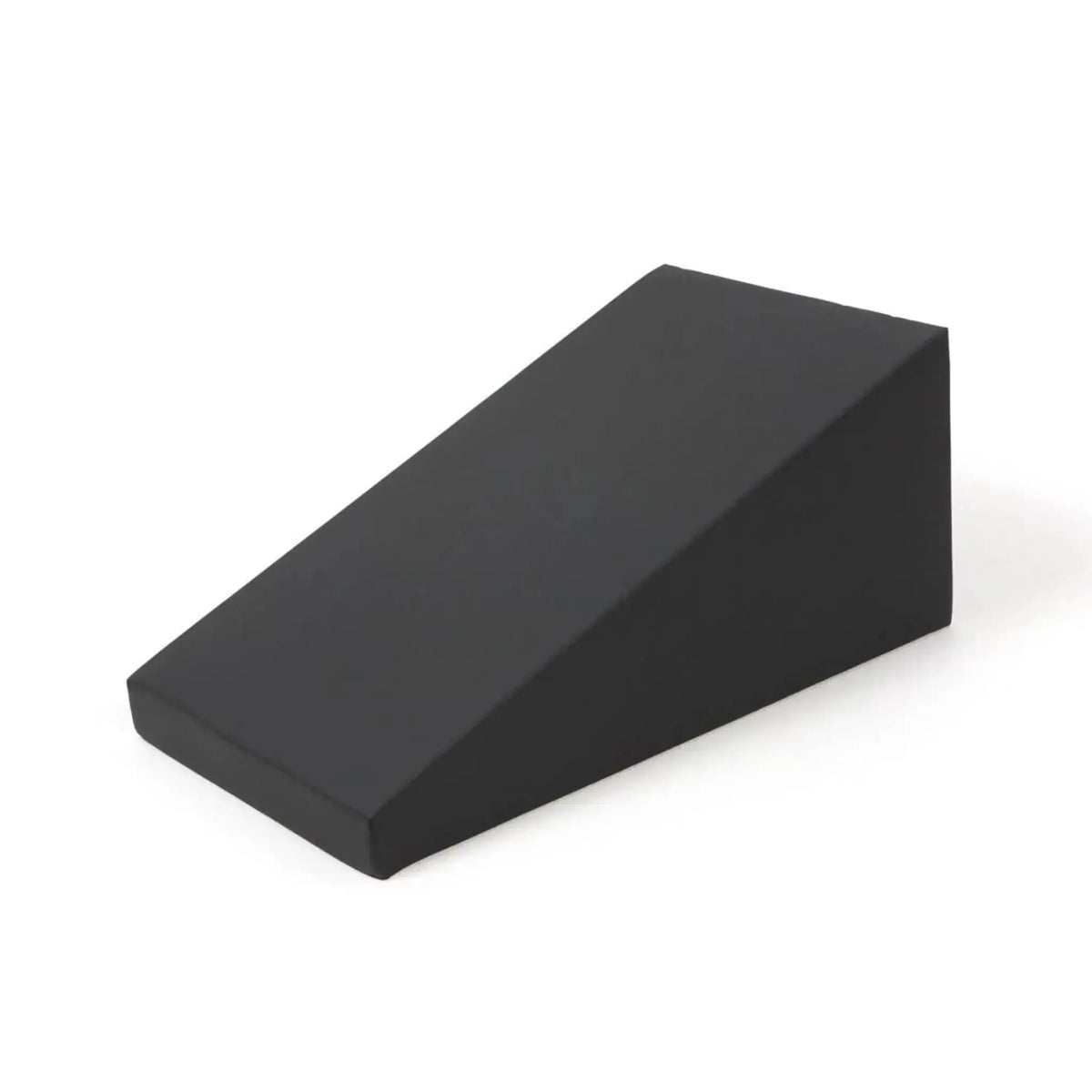 Elina Pilates Triangle Spine Corrector in Keilform in Schwarz, Schrägansicht auf weißem Hintergrund